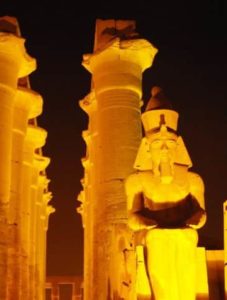 Statue Colossale de Ramsès II au Temple de Louxor