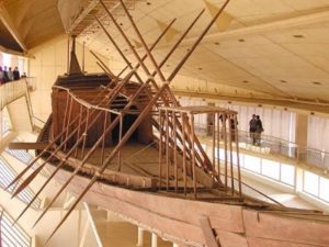 Une nouvelle barque solaire découverte à Saqqarah