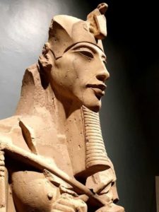 Le roi Akhénaton - La tombe contenait une grande quantité de matériel funéraire royal appartenant à la XVIIIe dynastie.
