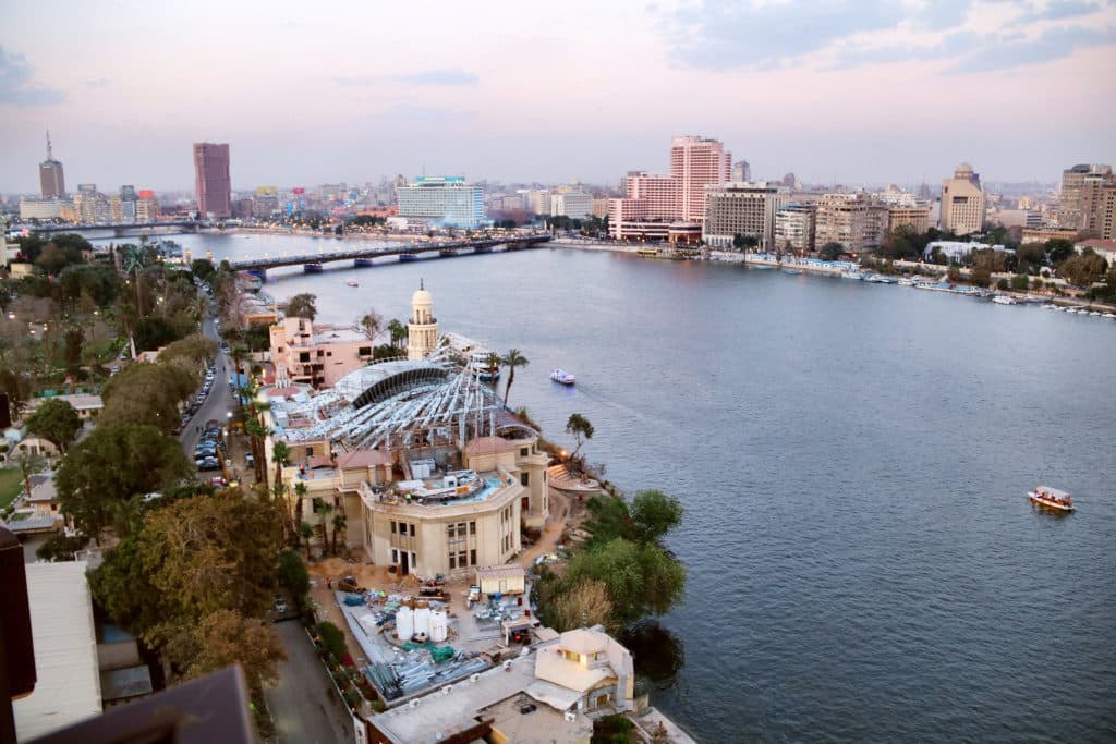 accompagnement et installation dans votre hôtel, 4* luxe Steigenebereger el Tahrir au centre-ville, ou dans la ville de 6 Octobre 5* Hilton Pyramids Golf à 15 Km de pyramides de Gizeh. Nuit à l’hôtel.